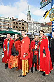 Die Narrhalla zog &uuml;ber den Viktualienmarkt (Foto: Ingrid Grossmann)